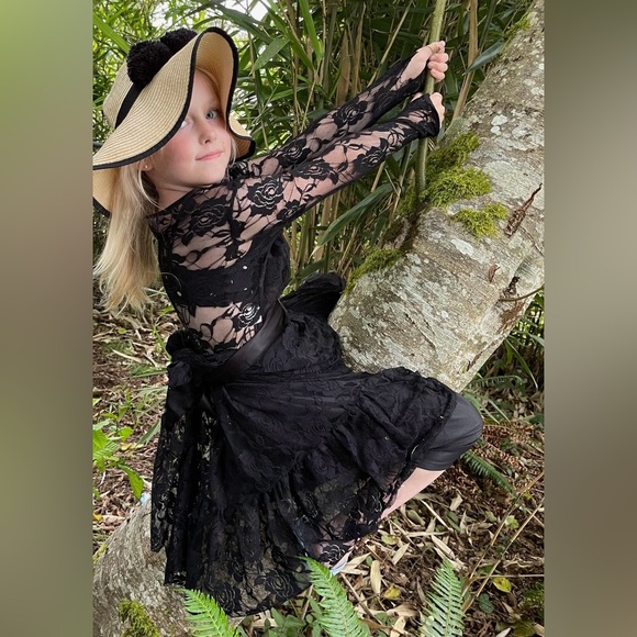 SHANNONKELSE598 ‼️ BIG BUNDLE DEALS Like this flyer to be notified when I’m live - Picture 8 of 8